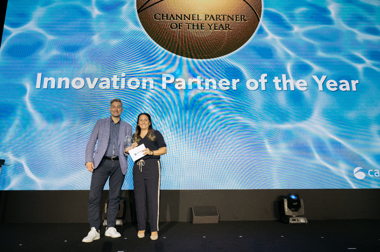 Insight EMEA President Adrian Gregory receiving the Canalys Innovation Partner of the Year Award_Image Credit - Canalys.jpg