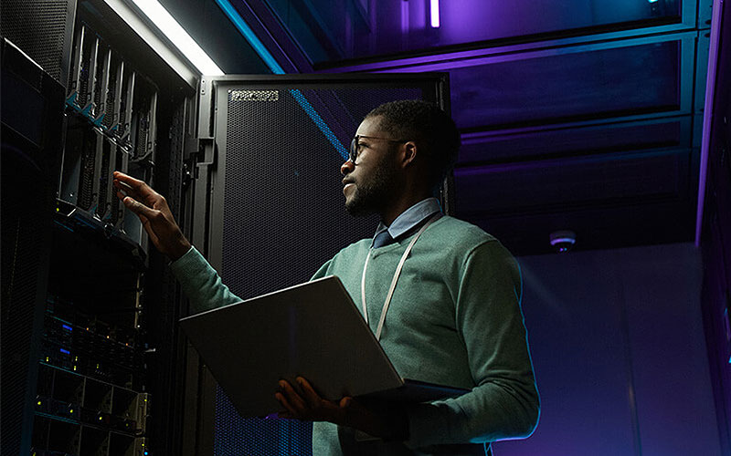 it engineer in data center