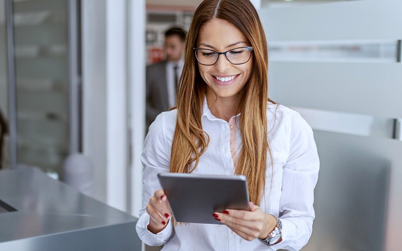 woman-holding-tablet