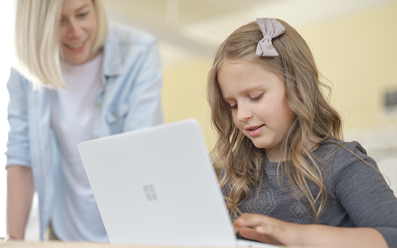 Surface_LaptopSE_EDU_Contextual_519_RGB