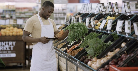 Harris Teeter employee reviews products and produce with mobile application