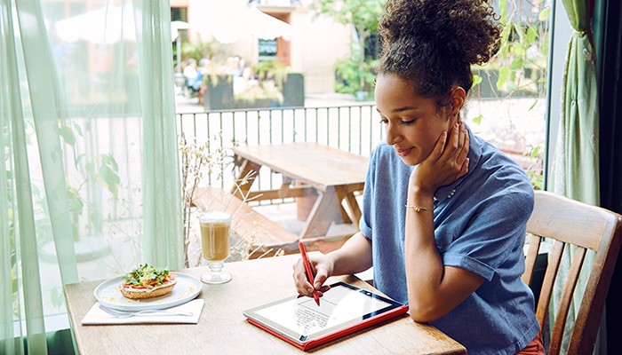 microsoft-surface-woman-at-cafe-with-stylus-and-tablet microsoft-surface-woman-at-cafe-with-stylus-and-tablet
