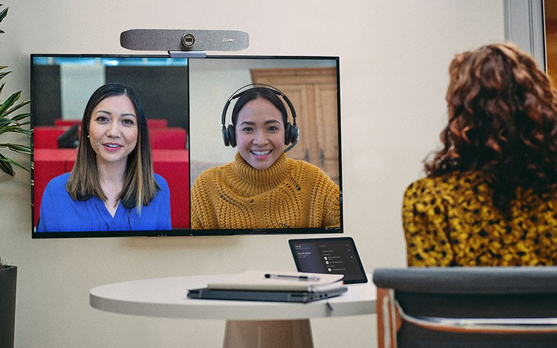 poly-video-solution-lifestyle-office-virtual-call