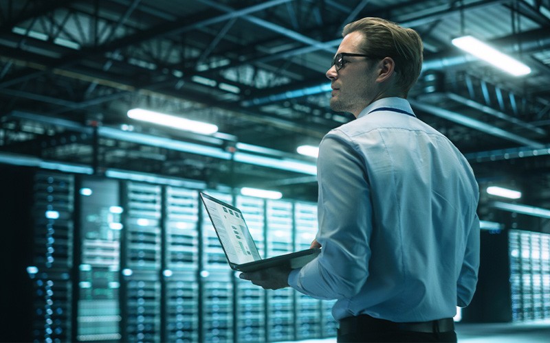 Put a storage on autopilot. man on server room