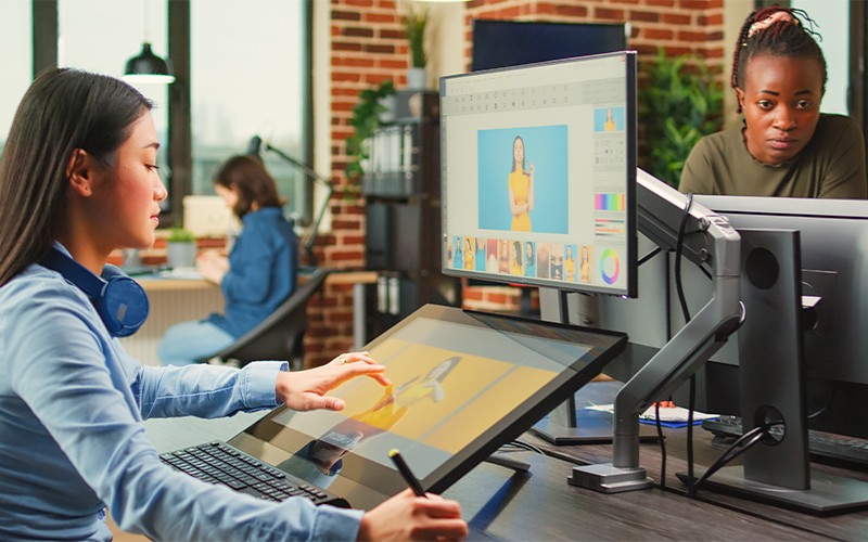 Adobe VIP for Creative Cloud® ensures apps are always up to date with the newest capabilities Two coworkers collaborating together