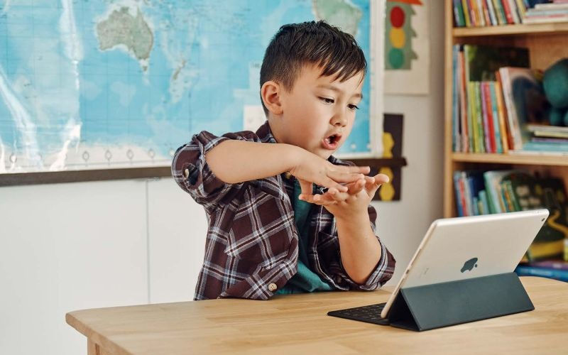 kid learning from ipad