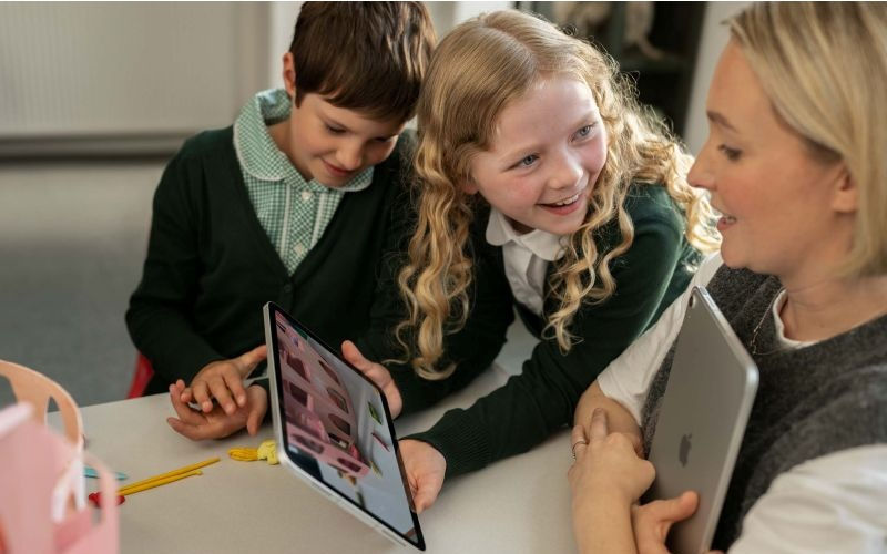 kid learning from ipad