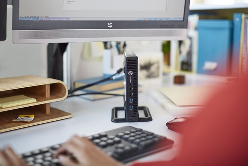 Business woman using a HP EliteDesk 800 G2 with a EliteDisplay 240c.