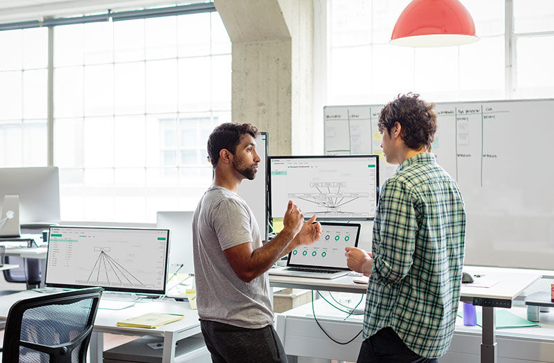 hpe-teammates-collaborating-office