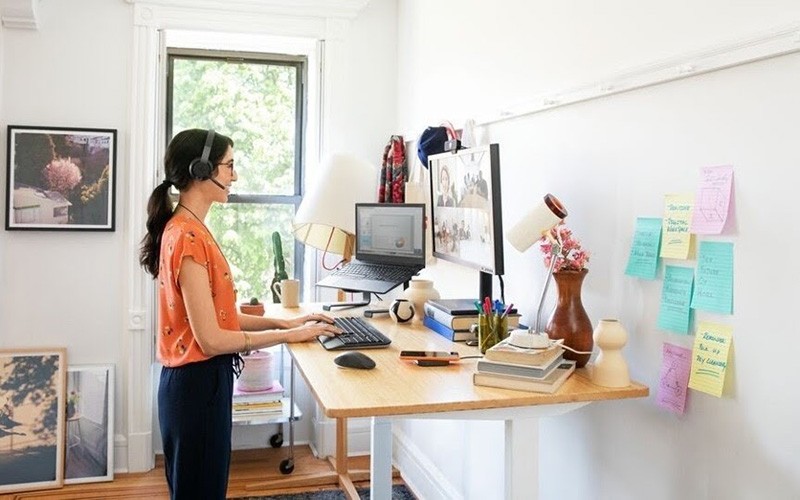 logitech-woman-stand-up-desk