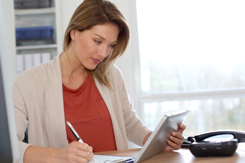 business-woman-writing-tablet-closeup