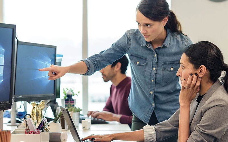 windows-server-it-admins-discussion-close-up windows-server-it-admins-discussion-close-up