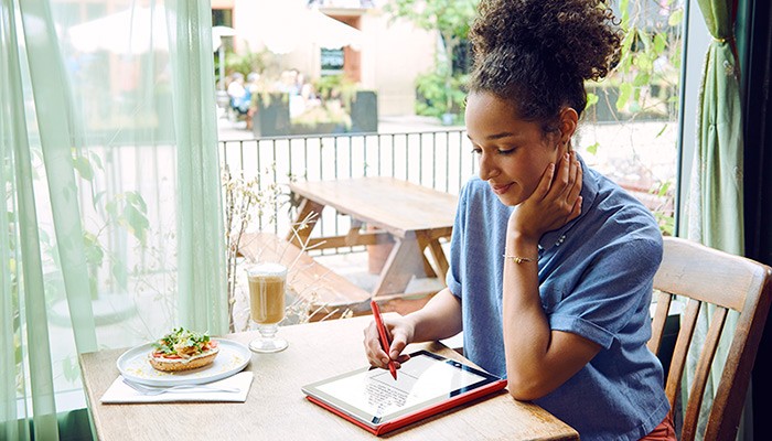 microsoft-surface-woman-at-cafe-with-stylus-and-tablet