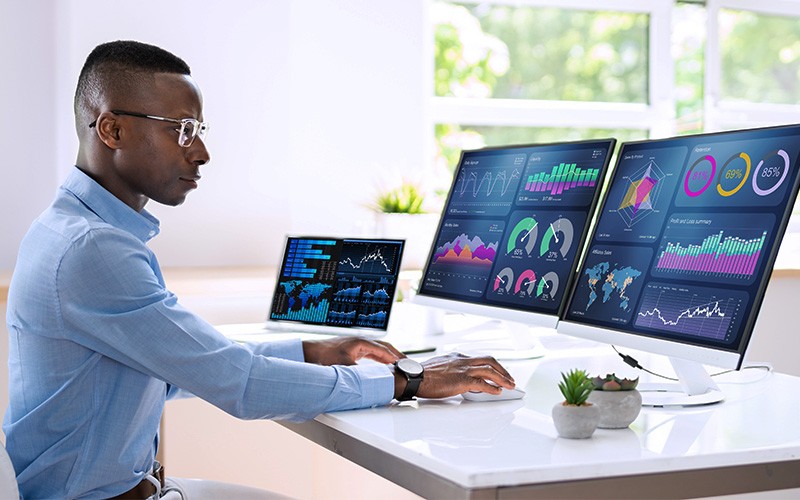 Simplify device as a service Businessman on laptop computer in office, Insight Flex for Devices, MDaaS