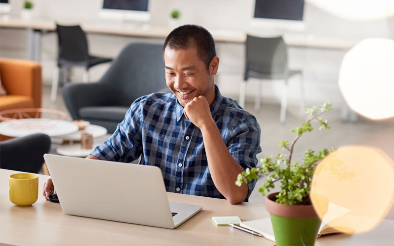 Nutanix fast and efficient backup and recover data Business man working on desktop