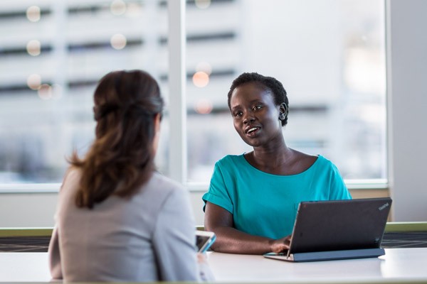 2-business-women-discussion-close-up 2-business-women-discussion-close-up
