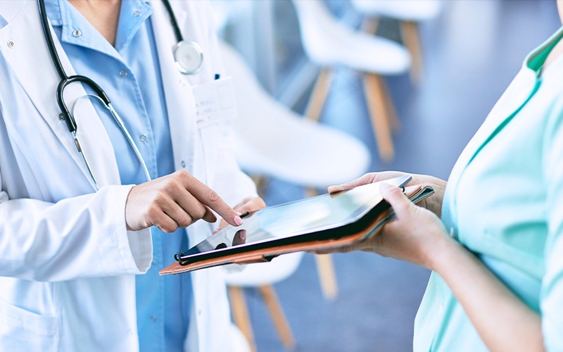 Médecin utilisant une tablette