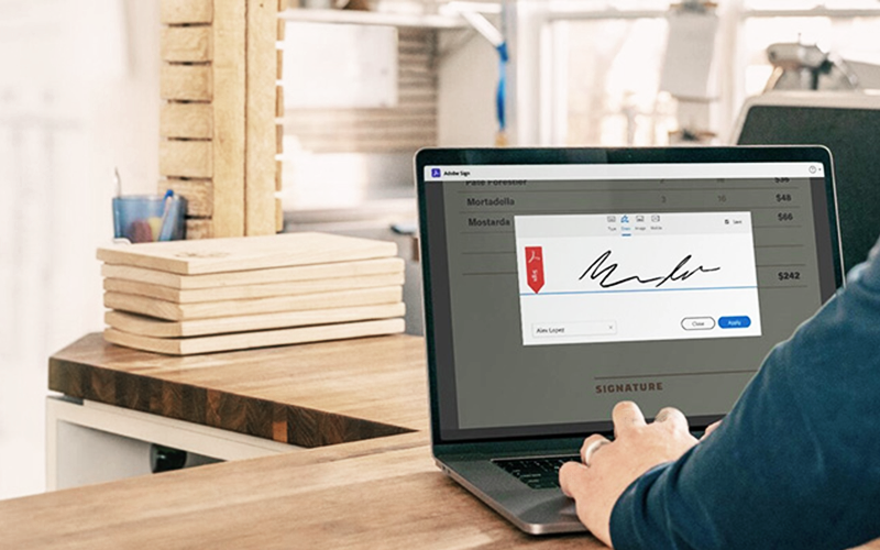 Professionnel travaillant sur un ordinateur portable