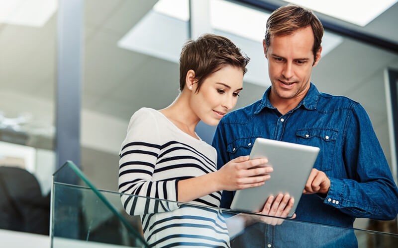 Deux utilisateurs qui regardent un appareil