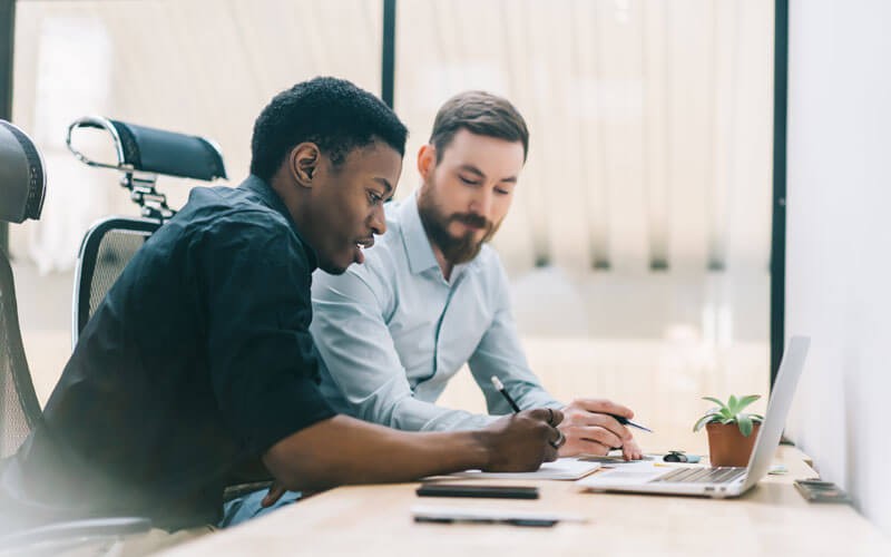 Petite réunion de collaboration sur l’écran d’un ordinateur portable