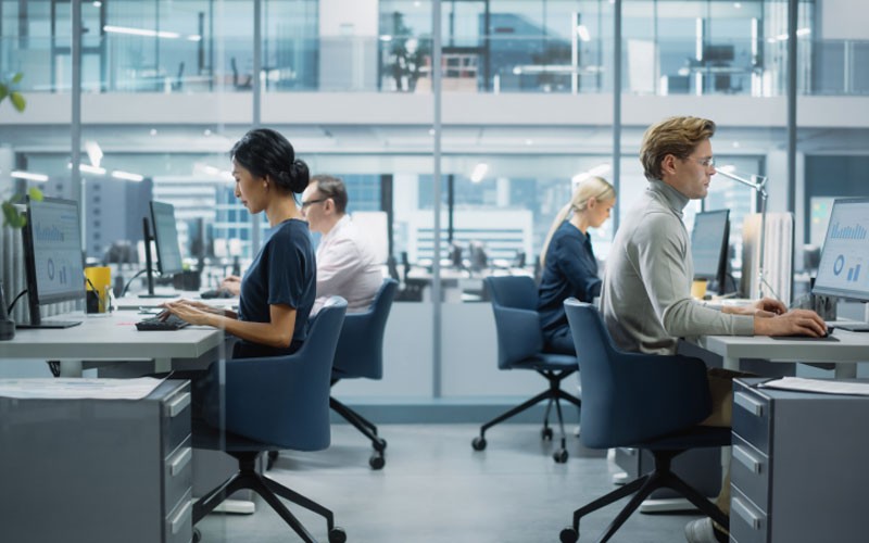 Professionnels des affaires dans un environnement de bureau ouvert