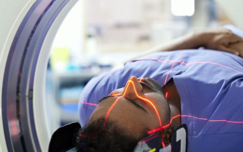 Un homme à l’hôpital qui passe un examen