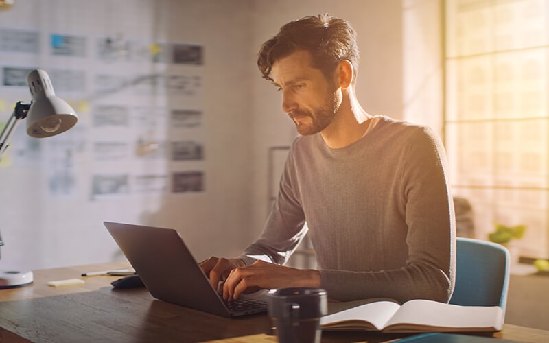 Relevez les défis actuels Man working at home