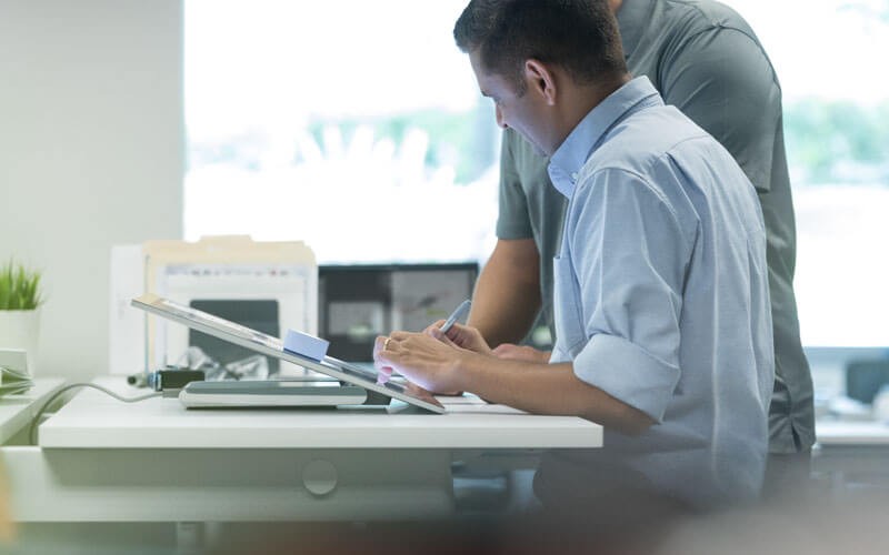 Homme d’affaires de Microsoft travaillant sur l’appareil Surface Studio