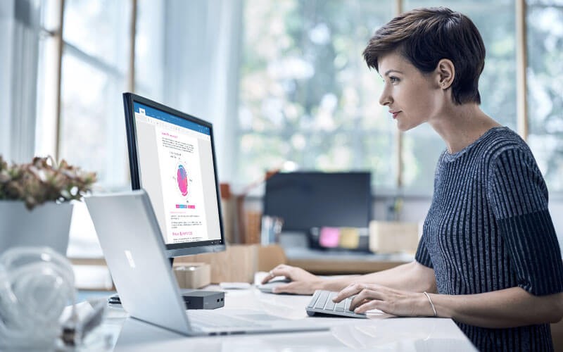 Femme adepte du style de vie Microsoft utilisant les produits Microsoft Surface