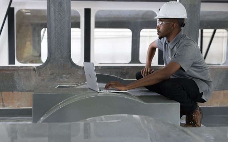 Ingénieur travaillant avec une Microsoft Surface sur le terrain