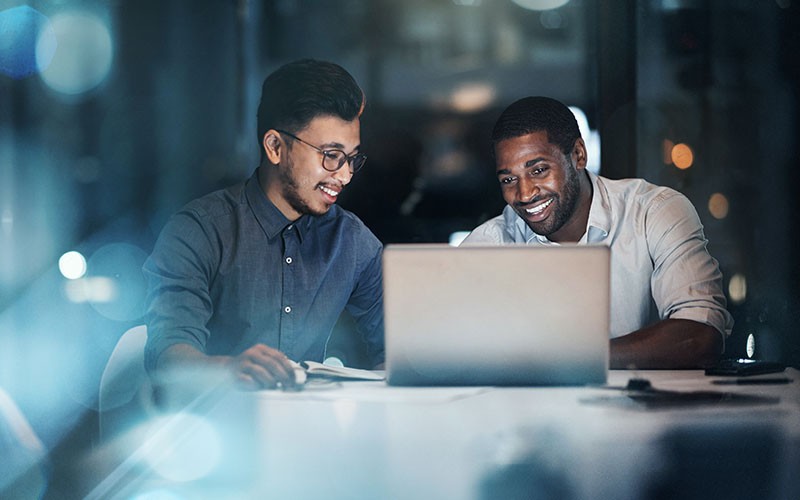 Votre partenaire TI de bout en bout Deux collègues collaborant sur le lieu de travail
