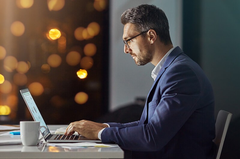 Flex, c’est la souplesse ! Découvrez la solution « Pour les appareils® » d’Insight. Business professional using Insight's Flex for Devices technology solution in a modern office environment
